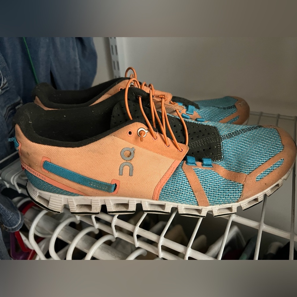 Womens On Cloud shoes!!